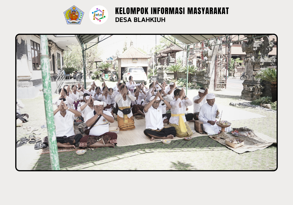 Persembahyangan Bersama di Padmasana Kantor Perbekel Blahkiuh dalam Rangka Rahina Saraswati - Image 6