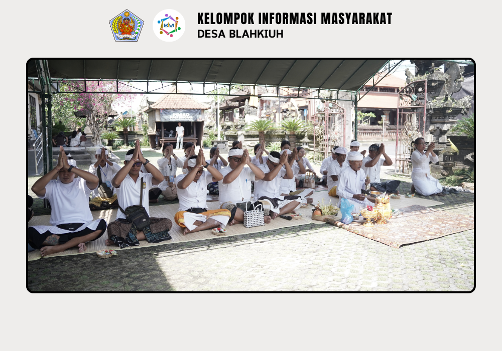 Sembahyang Bersama dalam Rangka Tigang Rahina Piodalan Padmasana Kantor Perbekel Blahkiuh - Image 5