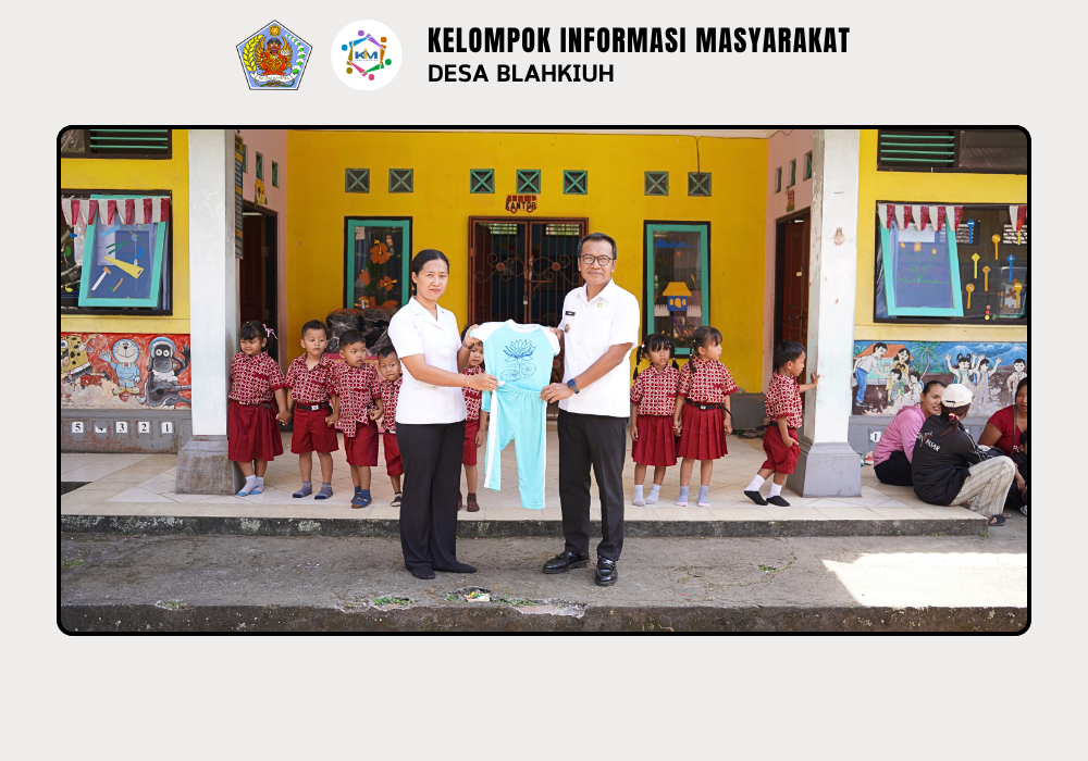 Kegiatan Serah Terima Seragam TK Singasari I dan TK Singasari II Desa Blahkiuh - Image 2