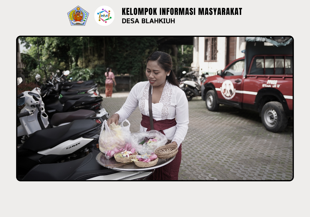 Persembahyangan Bersama dalam Rangka Tumpek Wariga di Kantor Perbekel Blahkiuh - Image 3