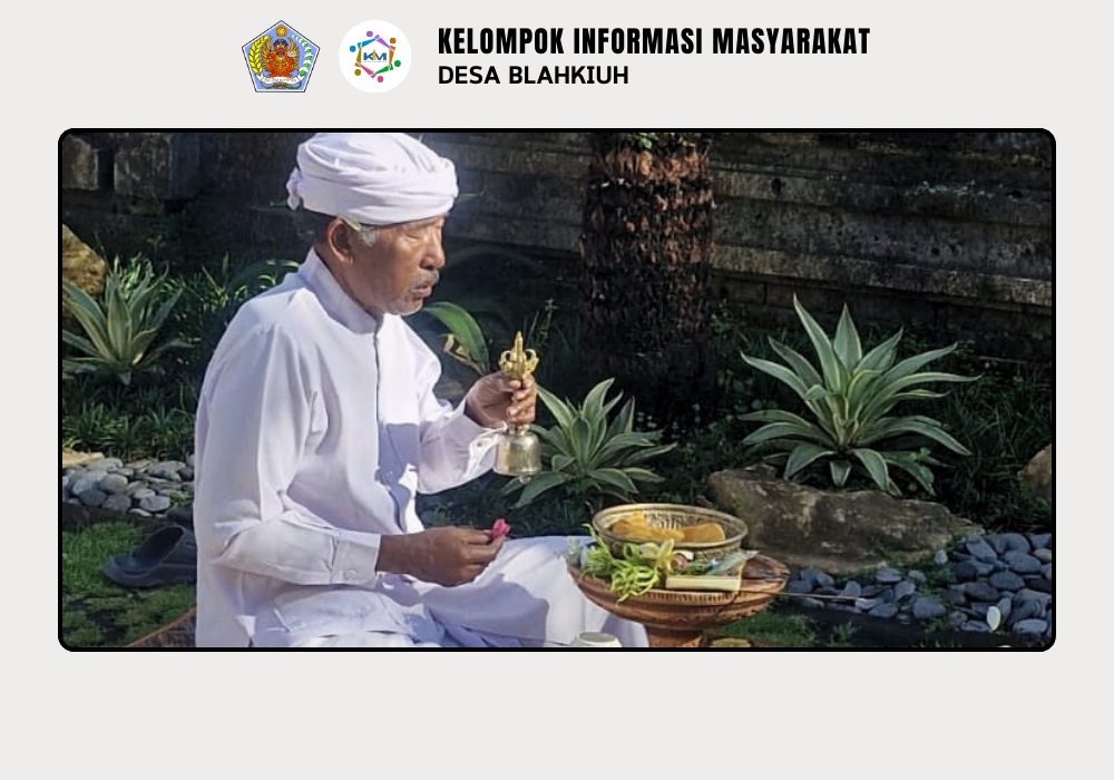 Persembahyangan Bersama dalam Rangka Rahina Tumpek Wayang di Kantor Perbekel Desa Blahkiuh - Image 3