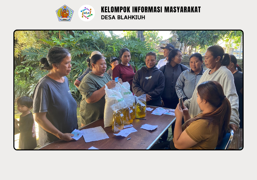 Penyaluran Bahan Pangan Beras dan Minyak Goreng dari Kementerian Koordinator Bidang Pangan Republik Indonesia di Kantor Perbekel Blahkiuh - Image 5
