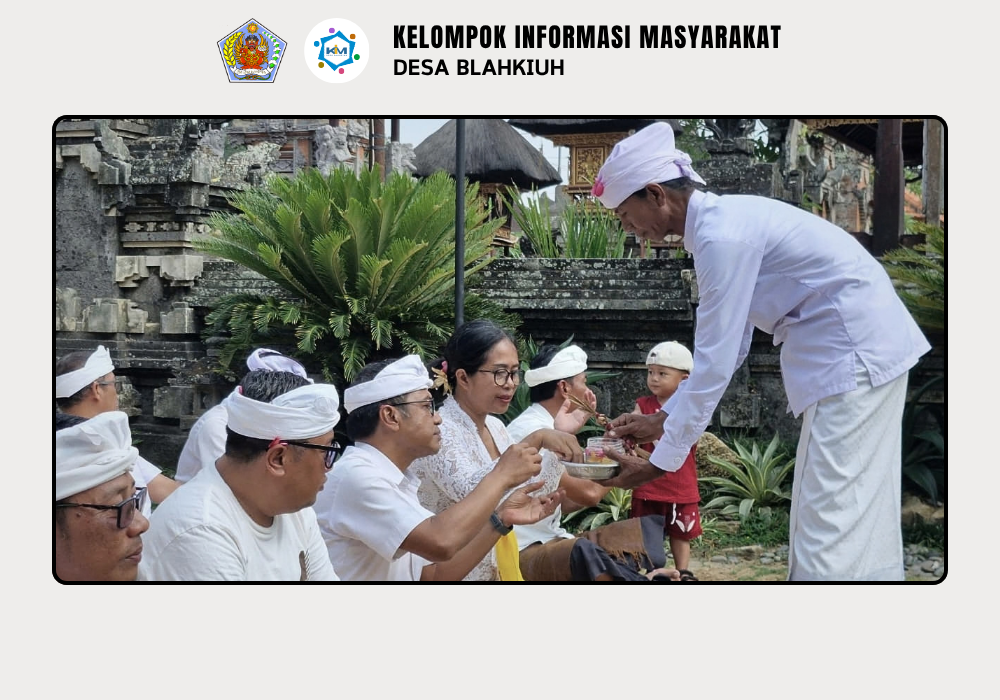 Persembahyangan Bersama dalam Rangka Rahina Tumpek Wayang di Kantor Perbekel Desa Blahkiuh - Image 6