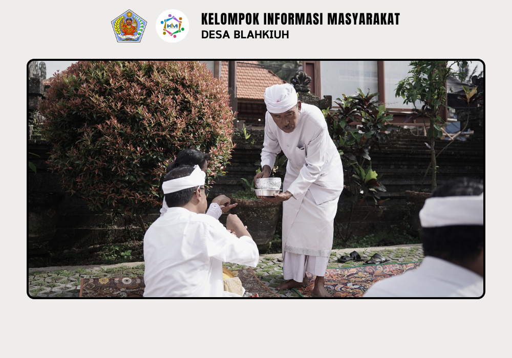 Persembahyangan Bersama dalam Rangka Tumpek Wariga di Kantor Perbekel Blahkiuh - Image 6