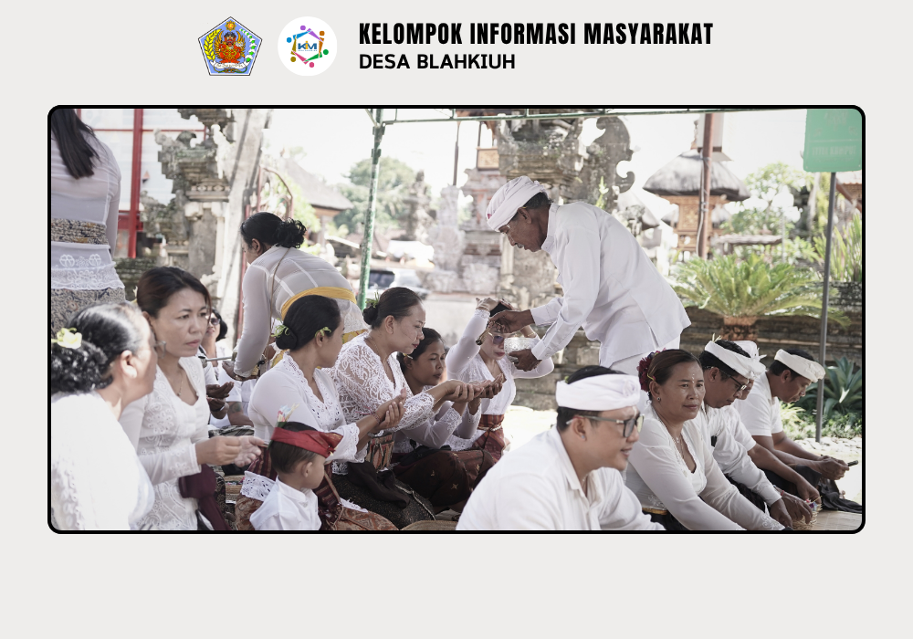 Persembahyangan Bersama di Padmasana Kantor Perbekel Blahkiuh dalam Rangka Rahina Saraswati - Image 8