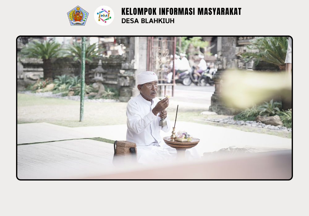 Persembahyangan Bersama di Padmasana Kantor Perbekel Blahkiuh dalam Rangka Rahina Saraswati - Image 3