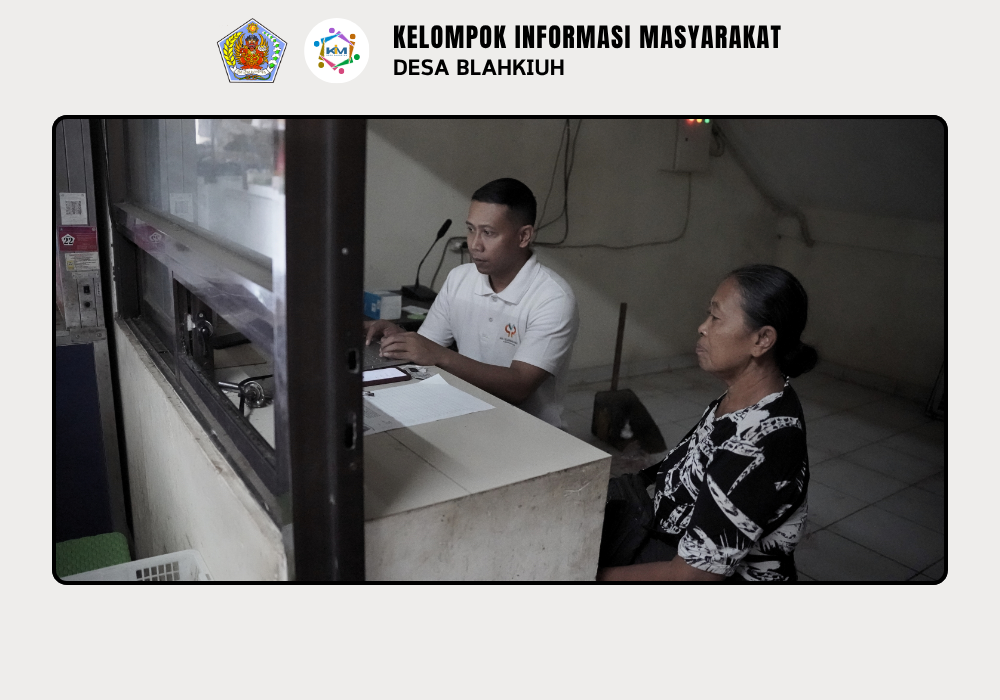 Petugas DPMPTSP Kabupaten Badung Bantu Pedagang Urus Izin Berusaha di Pasar Adat Desa Blahkiuh - Image 2