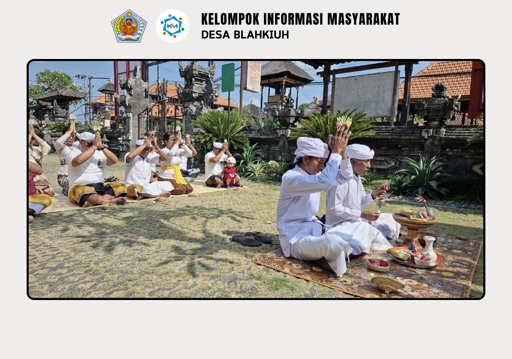 Persembahyangan Bersama dalam Rangka Rahina Tumpek Wayang di Kantor Perbekel Desa Blahkiuh - Image 3