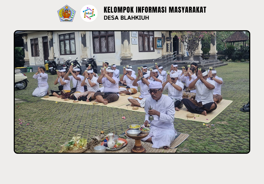 Sembahyang Bersama dalam Rangka Rahina Tumpek Krulut di Kantor Perbekel Blahkiuh - Image 5