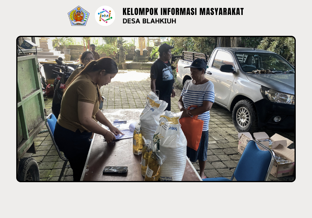 Penyaluran Bahan Pangan Beras dan Minyak Goreng dari Kementerian Koordinator Bidang Pangan Republik Indonesia di Kantor Perbekel Blahkiuh - Image 9