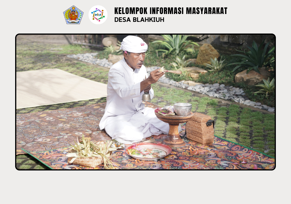 Sembahyang Bersama dalam Rangka Rahina Tumpek Krulut di Kantor Perbekel Blahkiuh - Image 5