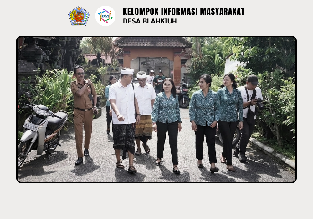 Penyerahan Bantuan Sembako oleh Ibu Bupati Badung di Wilayah Banjar Kembangsari Desa Blahkiuh - Image 4