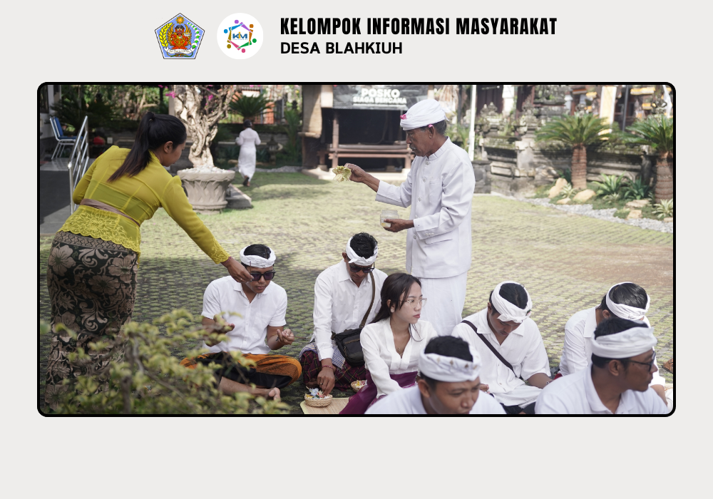 Sembahyang Bersama dalam Rangka Rahina Tumpek Krulut di Kantor Perbekel Blahkiuh - Image 7