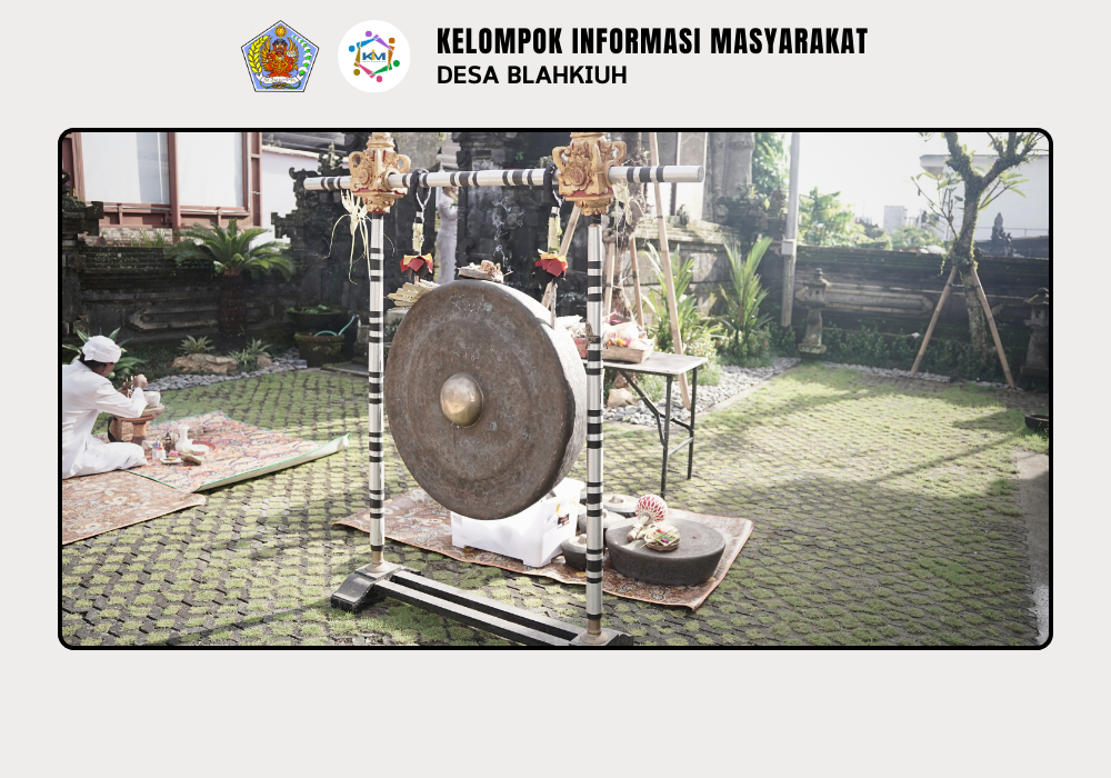 Sembahyang Bersama dalam Rangka Rahina Tumpek Krulut di Kantor Perbekel Blahkiuh - Image 2