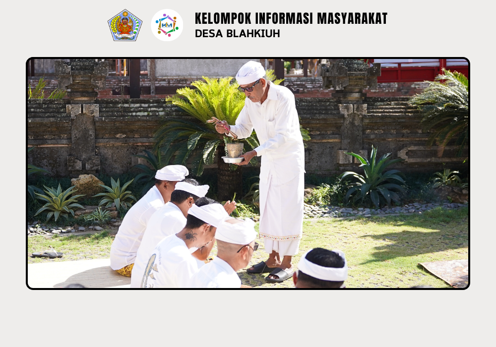 Persembahyangan Bersama dalam Rangka Tumpek Uye Dilaksanakan di Kantor Perbekel Blahkiuh - Image 6