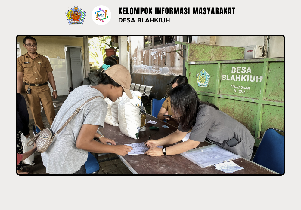 Penyaluran Bahan Pangan Beras dan Minyak Goreng dari Kementerian Koordinator Bidang Pangan Republik Indonesia di Kantor Perbekel Blahkiuh - Image 2