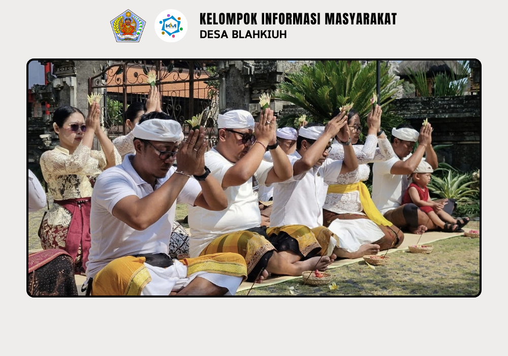 Persembahyangan Bersama dalam Rangka Rahina Tumpek Wayang di Kantor Perbekel Desa Blahkiuh - Image 2