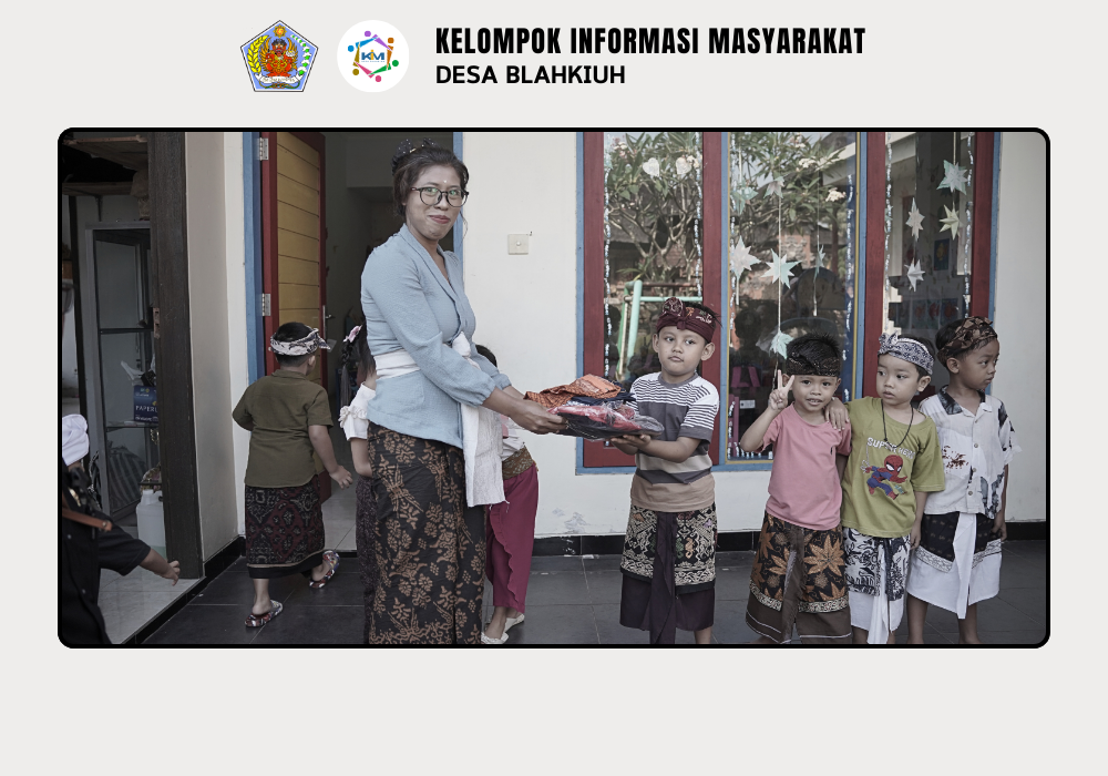Kegiatan Serah Terima Seragam TK Singasari I dan TK Singasari II Desa Blahkiuh - Image 4