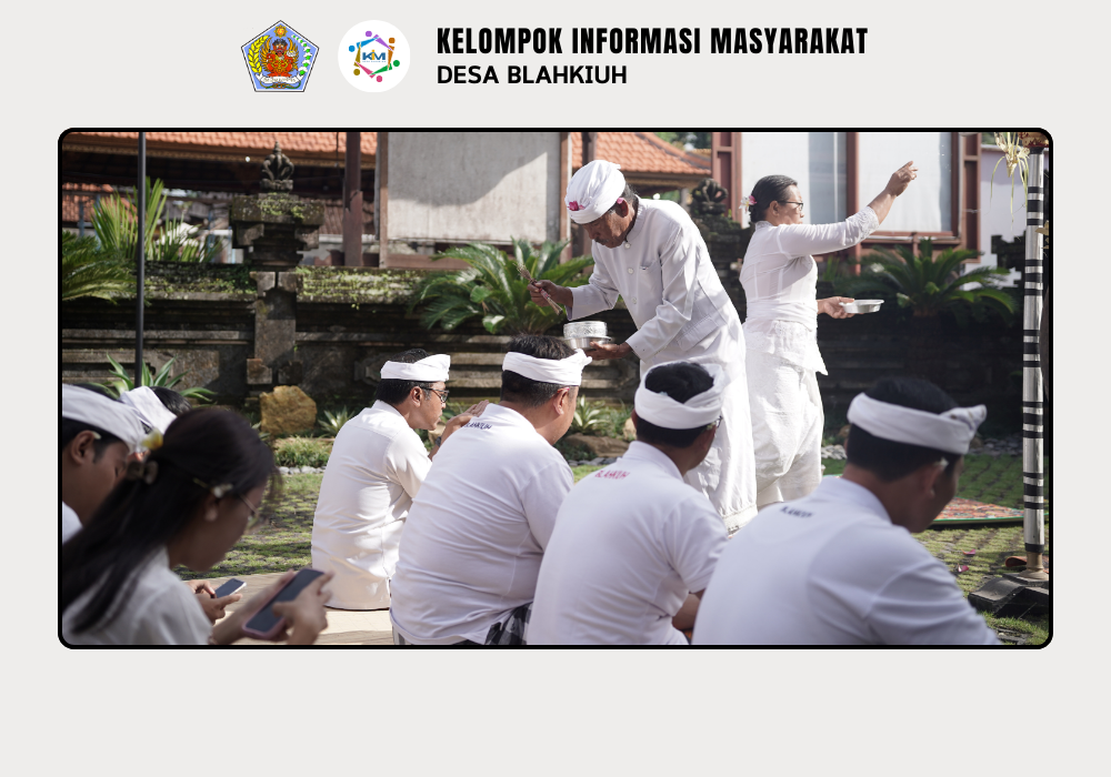 Sembahyang Bersama dalam Rangka Rahina Tumpek Krulut di Kantor Perbekel Blahkiuh - Image 9