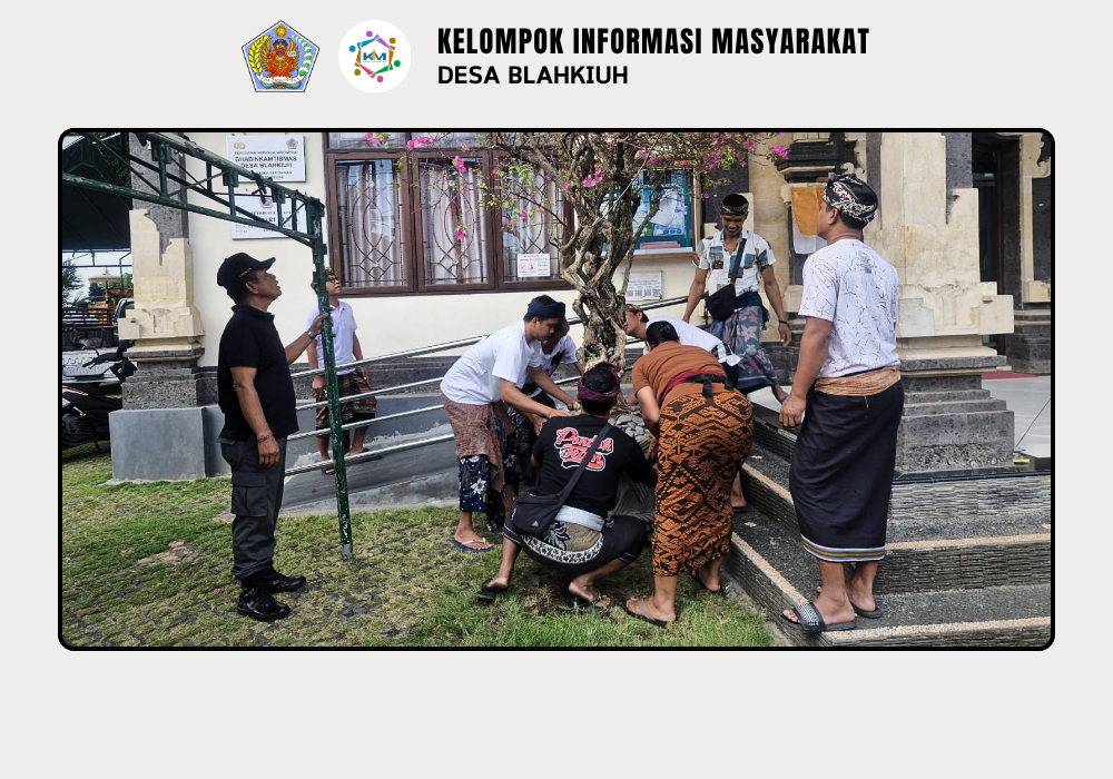 Persiapan Upacara Piodalan di Padmasana Kantor Perbekel Blahkiuh - Image 3