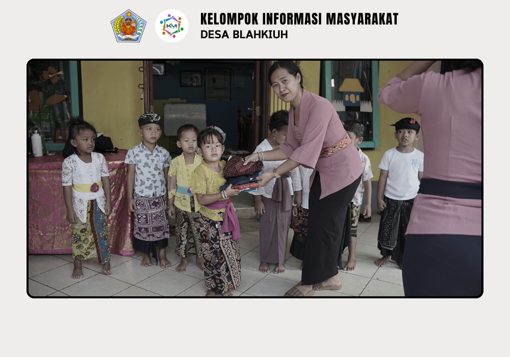 Kegiatan Serah Terima Seragam TK Singasari I dan TK Singasari II Desa Blahkiuh - Image 9