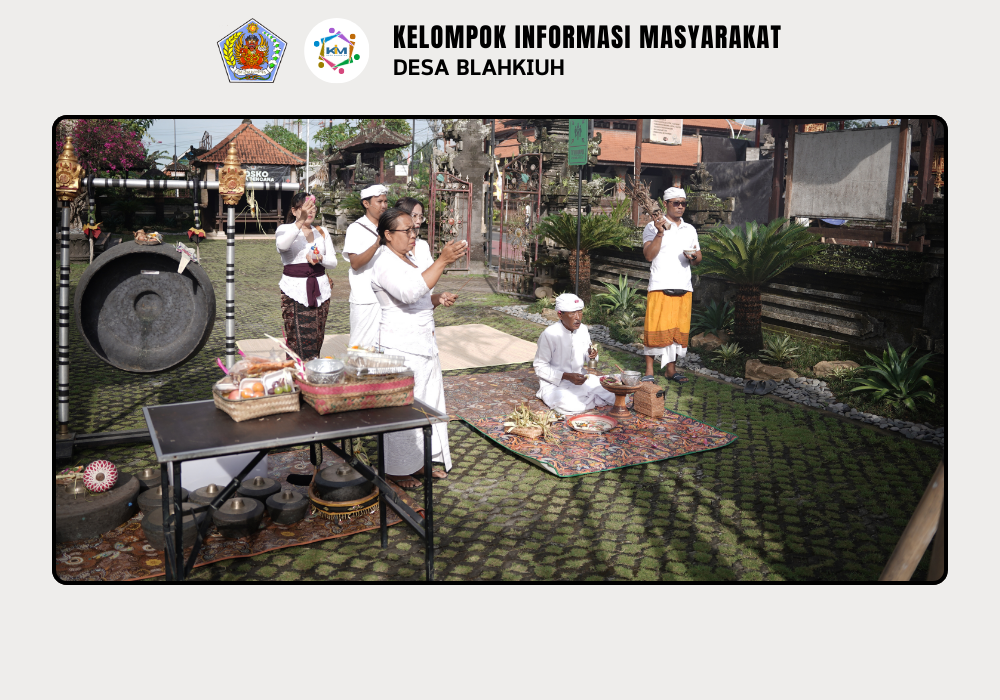 Sembahyang Bersama dalam Rangka Rahina Tumpek Krulut di Kantor Perbekel Blahkiuh - Image 4