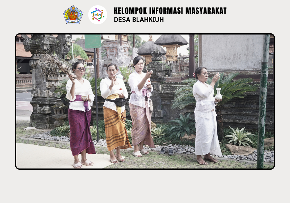 Persembahyangan Bersama di Padmasana Kantor Perbekel Blahkiuh dalam Rangka Rahina Saraswati - Image 2