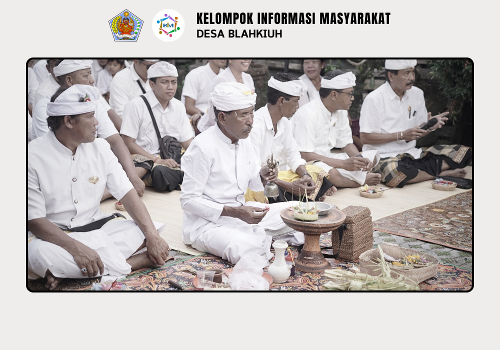 Persembahyangan Bersama dalam Rangka Rahina Saraswati di Kantor Perbekel Blahkiuh - Image 2