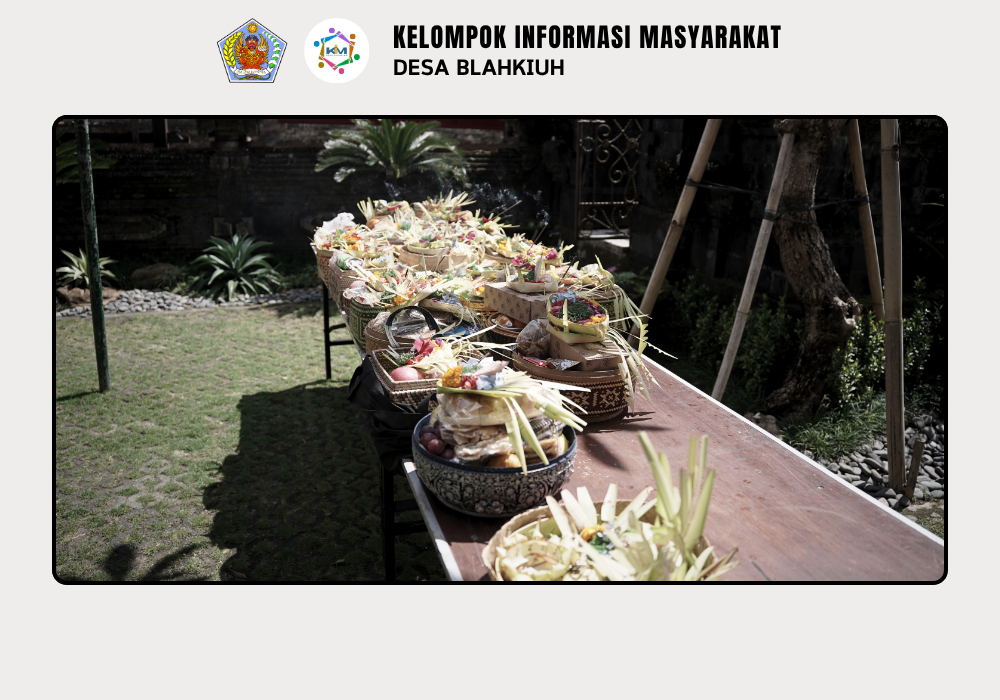 Persembahyangan Bersama di Padmasana Kantor Perbekel Blahkiuh dalam Rangka Rahina Saraswati - Image 4