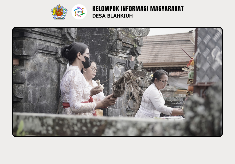 Persembahyangan Bersama dalam Rangka Rahina Saraswati di Kantor Perbekel Blahkiuh - Image 3