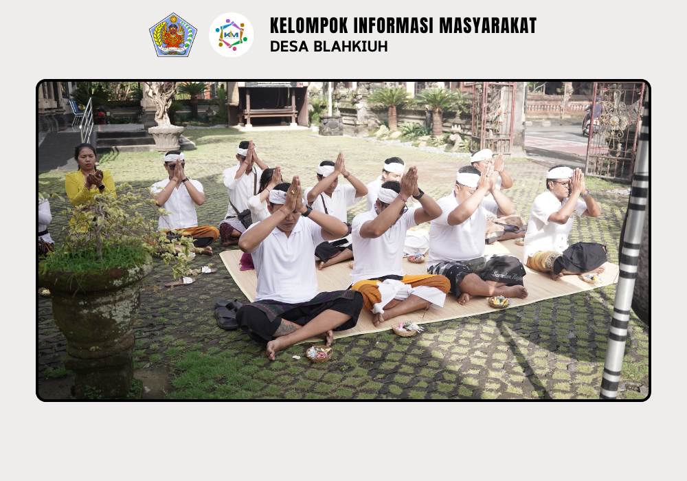 Sembahyang Bersama dalam Rangka Rahina Tumpek Krulut di Kantor Perbekel Blahkiuh - Image 8