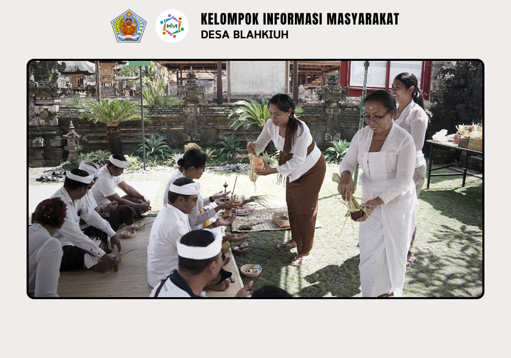 Persembahyangan Bersama di Padmasana Kantor Perbekel Blahkiuh dalam Rangka Rahina Saraswati - Image 5