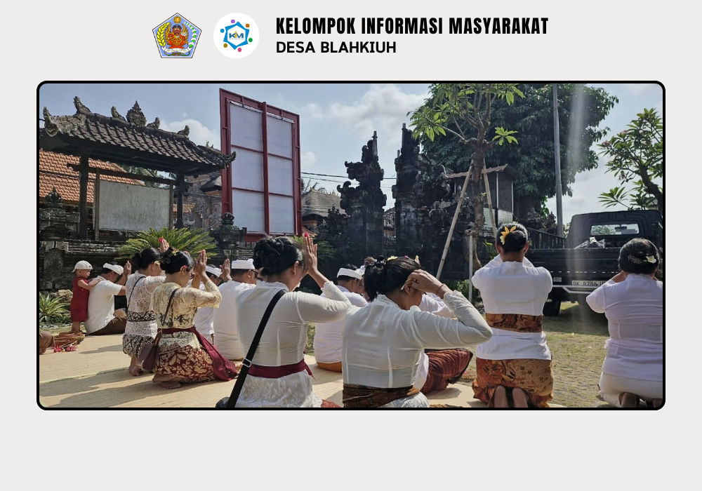 Persembahyangan Bersama dalam Rangka Rahina Tumpek Wayang di Kantor Perbekel Desa Blahkiuh - Image 5