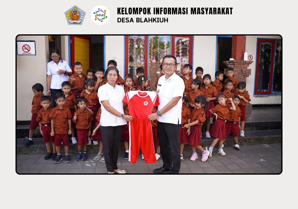 Kegiatan Serah Terima Seragam TK Singasari I dan TK Singasari II Desa Blahkiuh - Image 8