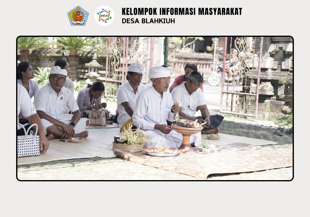 Sembahyang Bersama dalam Rangka Tigang Rahina Piodalan Padmasana Kantor Perbekel Blahkiuh - Image 2