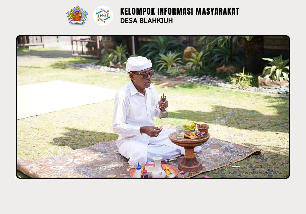 Persembahyangan Bersama dalam Rangka Tumpek Uye Dilaksanakan di Kantor Perbekel Blahkiuh - Image 2