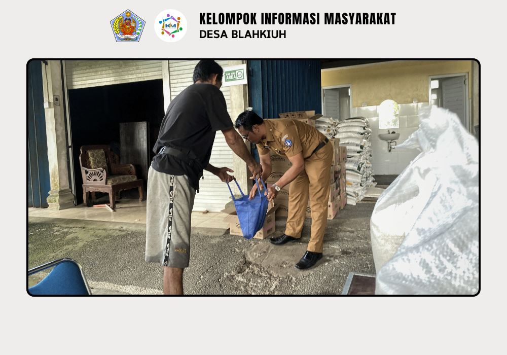 Penyaluran Bahan Pangan Beras dan Minyak Goreng dari Kementerian Koordinator Bidang Pangan Republik Indonesia di Kantor Perbekel Blahkiuh - Image 6