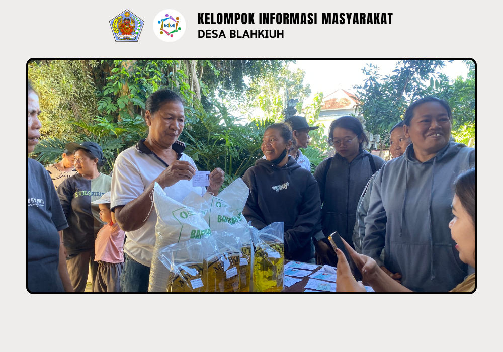 Penyaluran Bahan Pangan Beras dan Minyak Goreng dari Kementerian Koordinator Bidang Pangan Republik Indonesia di Kantor Perbekel Blahkiuh - Image 7