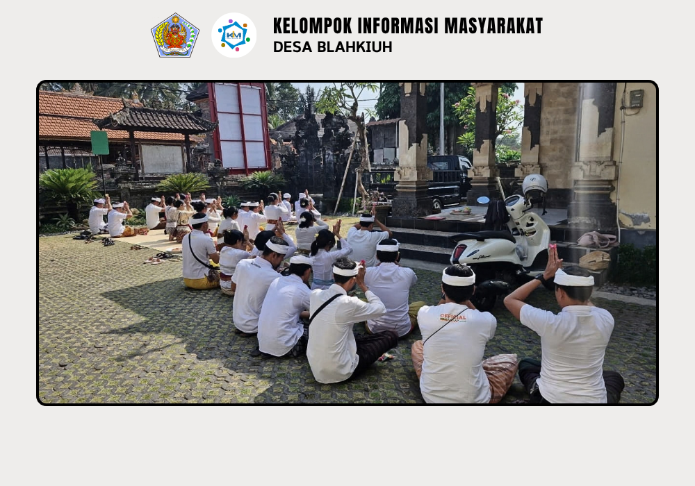 Persembahyangan Bersama dalam Rangka Rahina Tumpek Wayang di Kantor Perbekel Desa Blahkiuh - Image 4