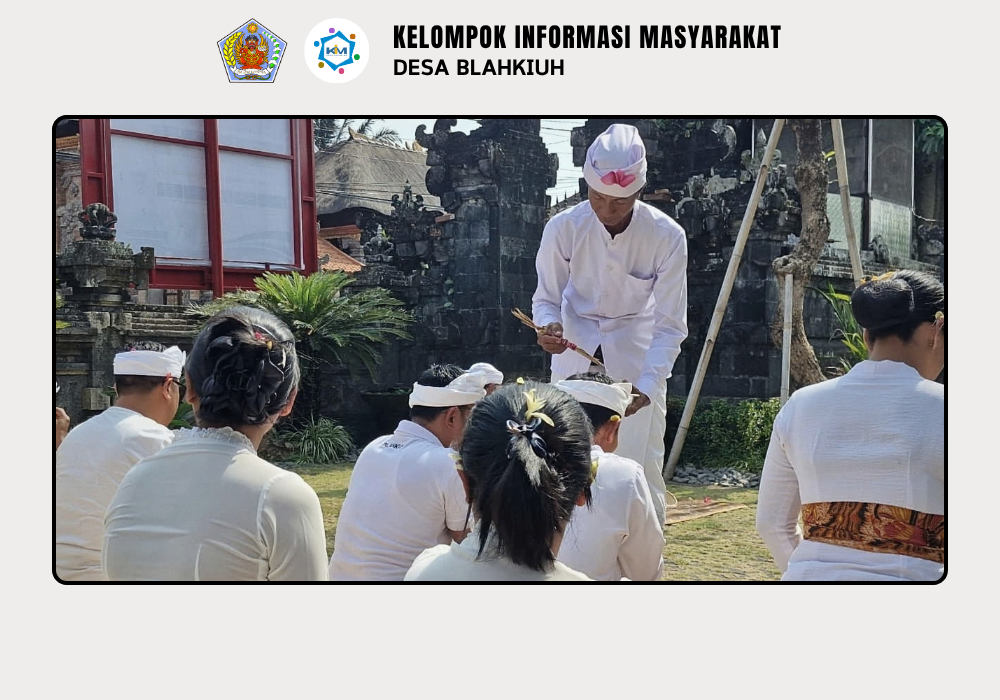Persembahyangan Bersama dalam Rangka Rahina Tumpek Wayang di Kantor Perbekel Desa Blahkiuh - Image 7