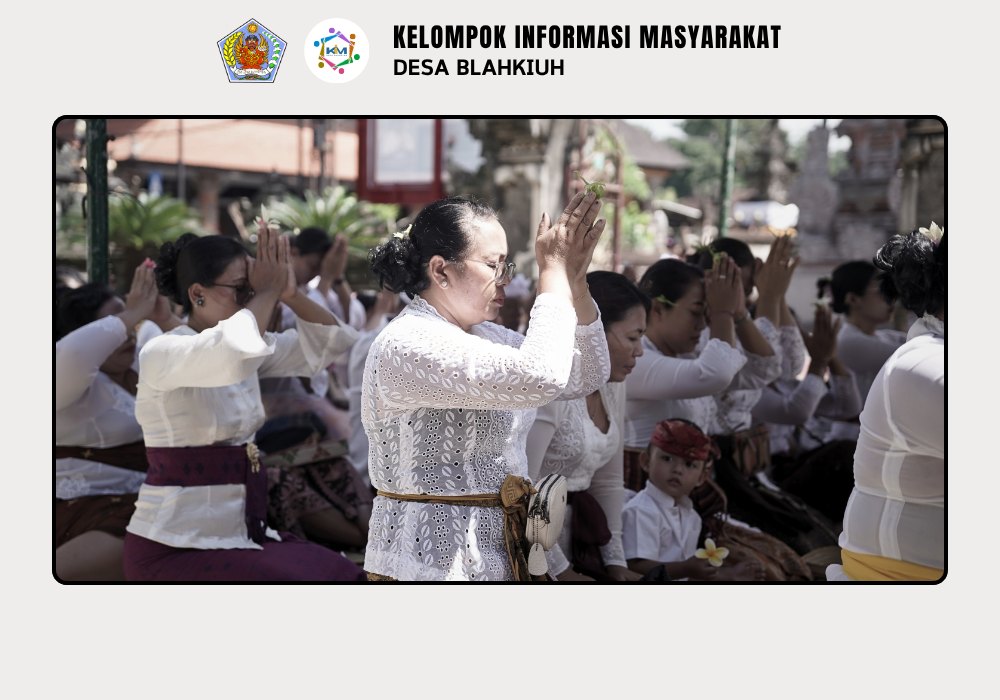 Persembahyangan Bersama di Padmasana Kantor Perbekel Blahkiuh dalam Rangka Rahina Saraswati - Image 7
